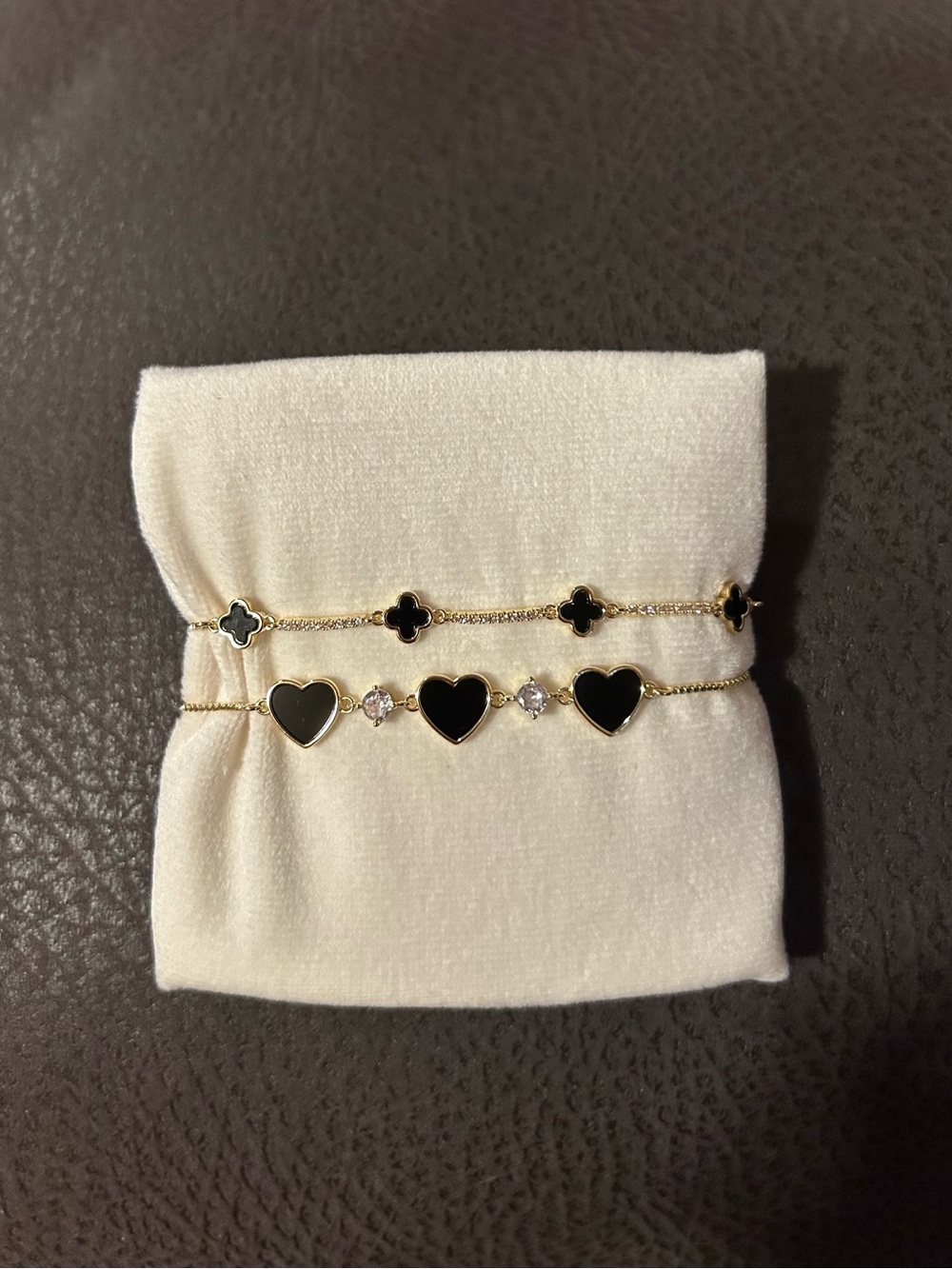 NWOT EYECANDY Los Angeles Black Heart & Clover Gold Bracelet Set
